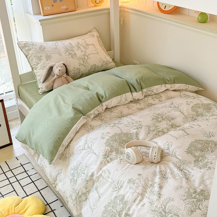 91家纺网 家纺一手货源 找家纺 雅居纺家纺 2025新款全棉纯棉印花系列学生宿舍三四件套上下铺三件套 奇遇森林