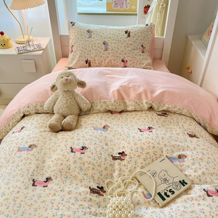 91家纺网 家纺一手货源 找家纺 雅居纺家纺 2025新款全棉纯棉印花系列学生宿舍三四件套上下铺三件套 碎花腊肠狗