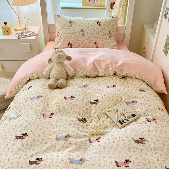 91家纺网 家纺一手货源 找家纺 雅居纺家纺 2025新款全棉纯棉印花系列学生宿舍三四件套上下铺三件套 碎花腊肠狗