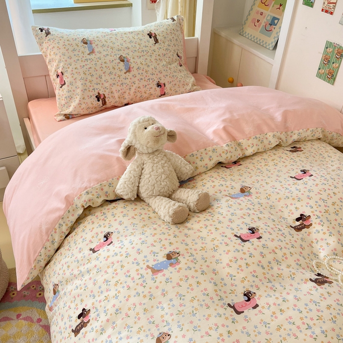 91家纺网 家纺一手货源 找家纺 雅居纺家纺 2025新款全棉纯棉印花系列学生宿舍三四件套上下铺三件套 碎花腊肠狗