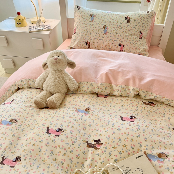 91家纺网 家纺一手货源 找家纺 雅居纺家纺 2025新款全棉纯棉印花系列学生宿舍三四件套上下铺三件套 碎花腊肠狗