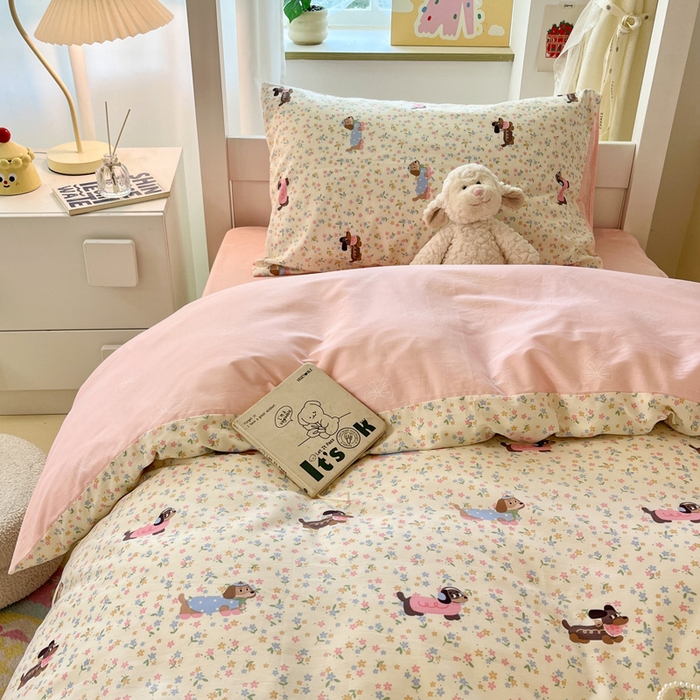 91家纺网 家纺一手货源 找家纺 雅居纺家纺 2025新款全棉纯棉印花系列学生宿舍三四件套上下铺三件套 碎花腊肠狗