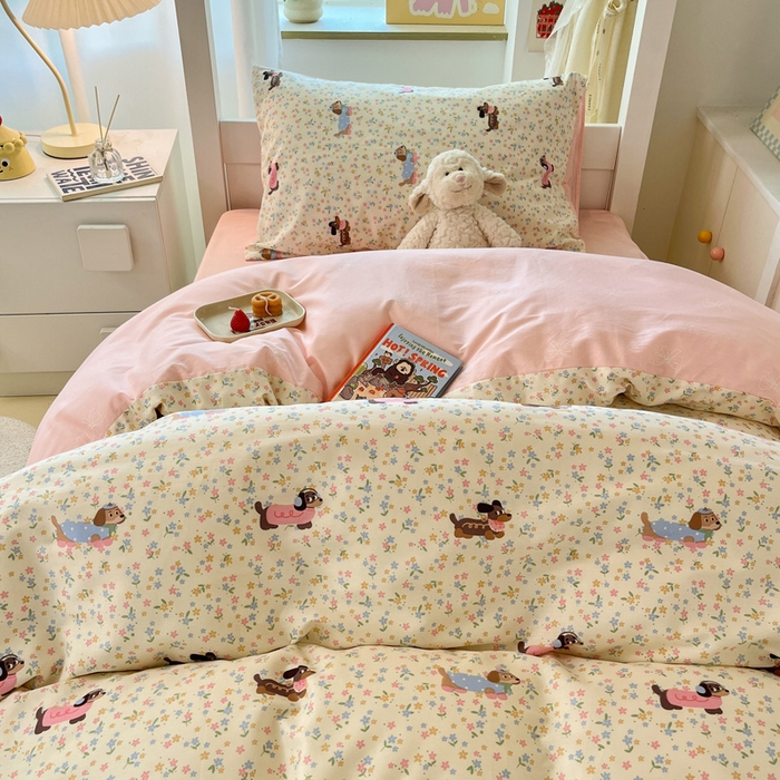 91家纺网 家纺一手货源 找家纺 雅居纺家纺 2025新款全棉纯棉印花系列学生宿舍三四件套上下铺三件套 碎花腊肠狗