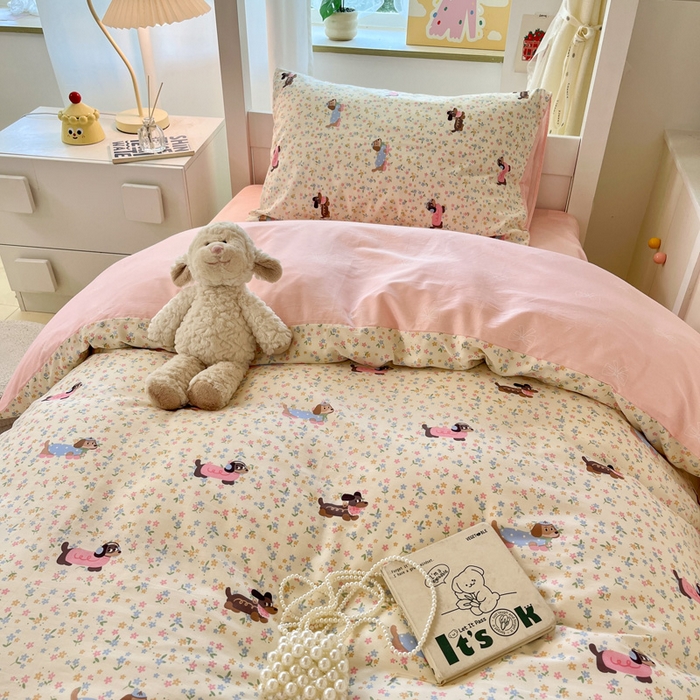 91家纺网 家纺一手货源 找家纺 雅居纺家纺 2025新款全棉纯棉印花系列学生宿舍三四件套上下铺三件套 碎花腊肠狗