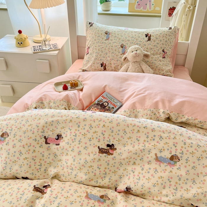 91家纺网 家纺一手货源 找家纺 雅居纺家纺 2025新款全棉纯棉印花系列学生宿舍三四件套上下铺三件套 碎花腊肠狗