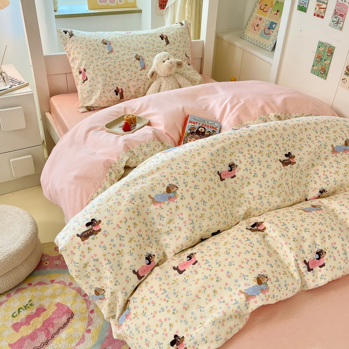 91家纺网 家纺一手货源 找家纺 雅居纺家纺 2025新款全棉纯棉印花系列学生宿舍三四件套上下铺三件套 碎花腊肠狗