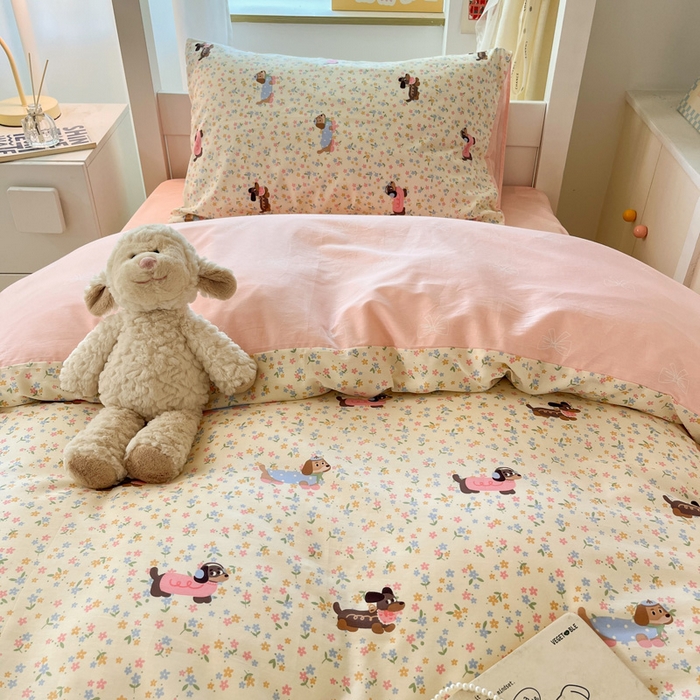 91家纺网 家纺一手货源 找家纺 雅居纺家纺 2025新款全棉纯棉印花系列学生宿舍三四件套上下铺三件套 碎花腊肠狗