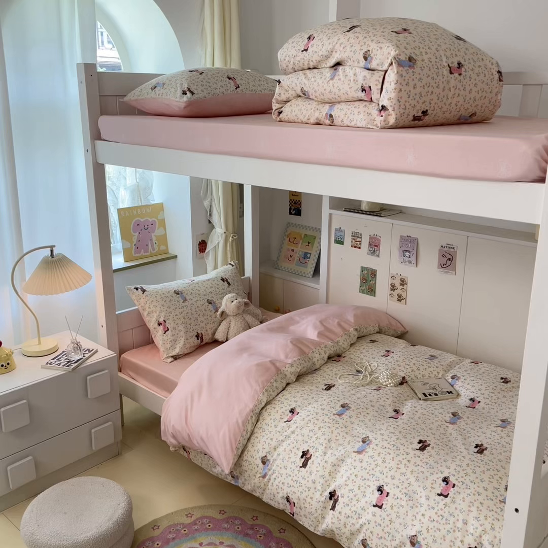 91家纺网 家纺一手货源 找家纺 雅居纺家纺 2025新款全棉纯棉印花系列学生宿舍三四件套上下铺三件套 碎花腊肠狗