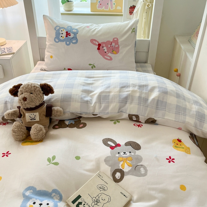 91家纺网 家纺一手货源 找家纺 雅居纺家纺 2025新款全棉纯棉印花系列学生宿舍三四件套上下铺三件套 兔兔跟熊