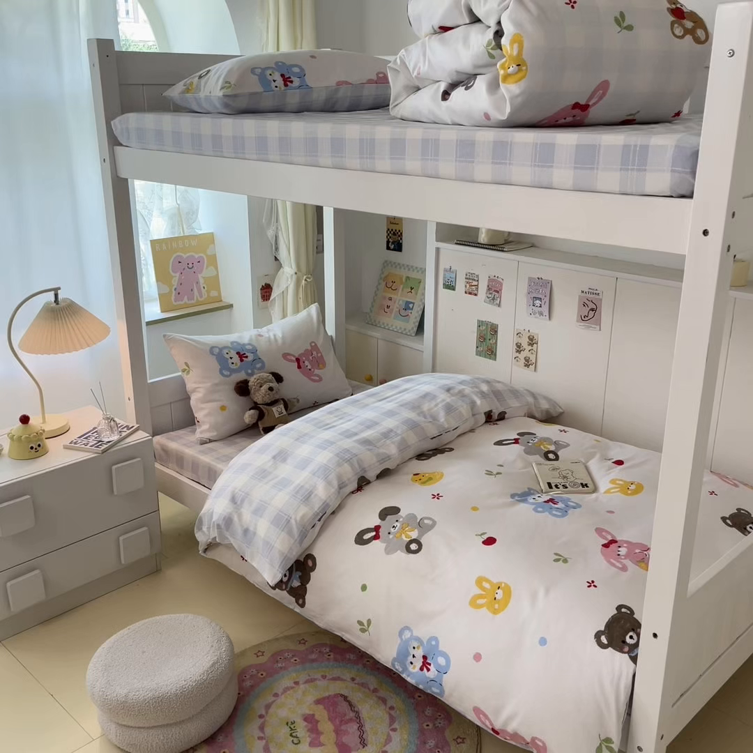 91家纺网 家纺一手货源 找家纺 雅居纺家纺 2025新款全棉纯棉印花系列学生宿舍三四件套上下铺三件套 兔兔跟熊