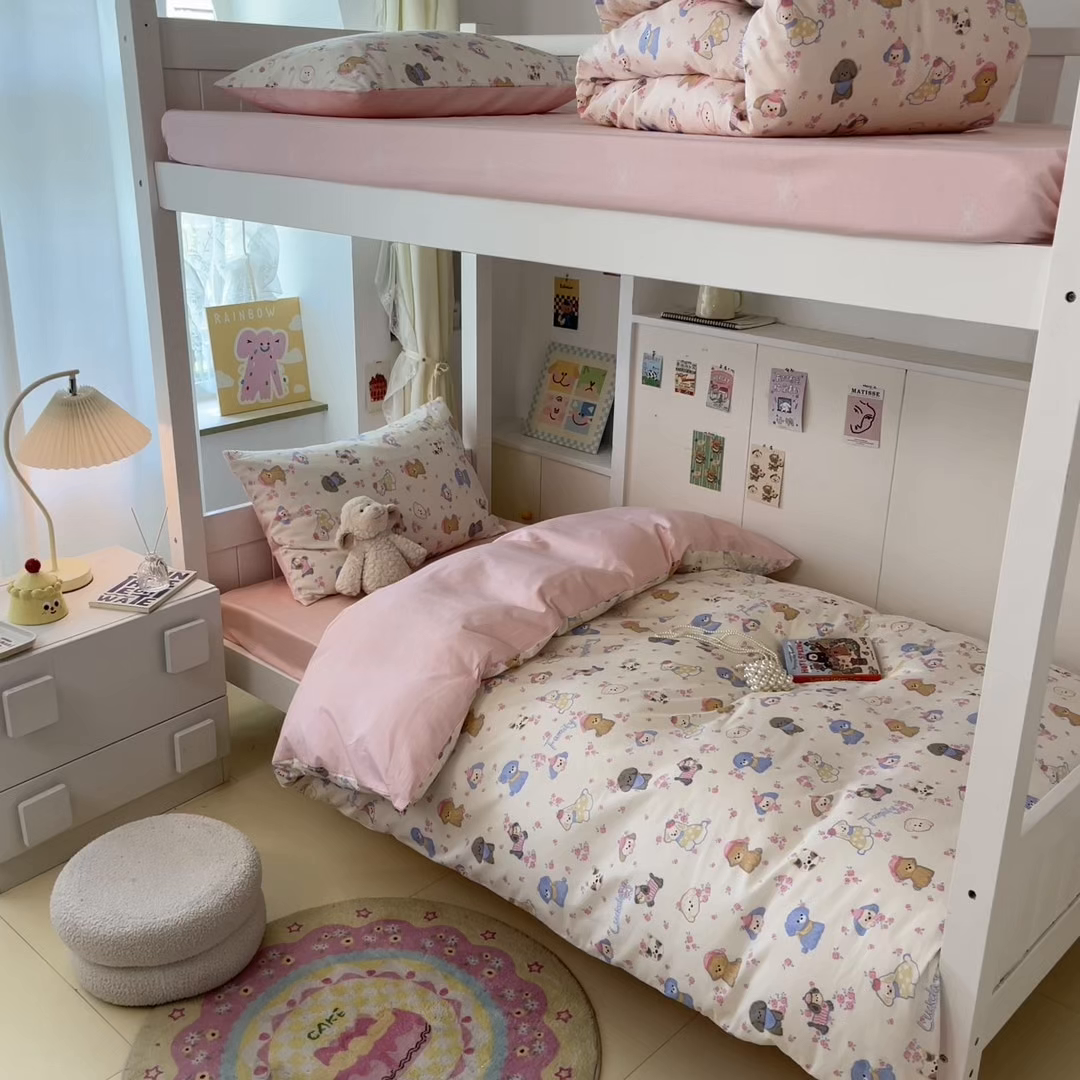 91家纺网 家纺一手货源 找家纺 雅居纺家纺 2025新款全棉纯棉印花系列学生宿舍三四件套上下铺三件套 小狗派对