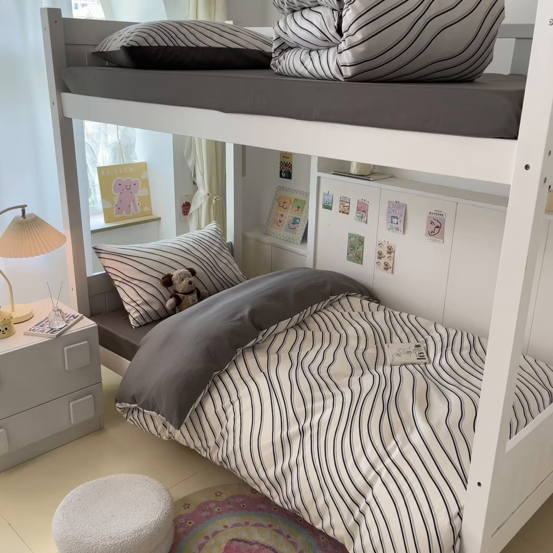 91家纺网 家纺一手货源 找家纺 雅居纺家纺 2025新款全棉纯棉印花系列学生宿舍三四件套上下铺三件套 斜纹波条