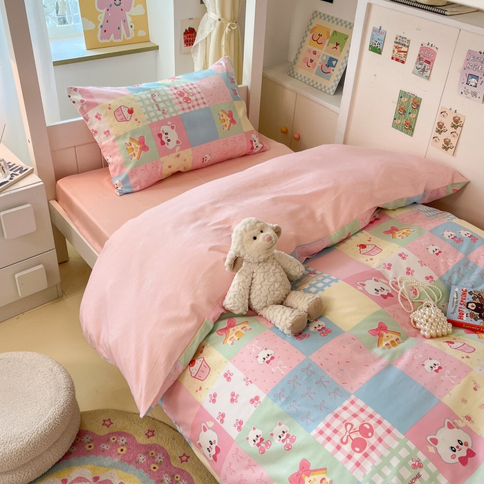 91家纺网 家纺一手货源 找家纺 雅居纺家纺 2025新款全棉纯棉印花系列学生宿舍三四件套上下铺三件套 樱桃猫咪