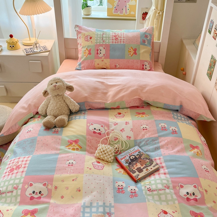 91家纺网 家纺一手货源 找家纺 雅居纺家纺 2025新款全棉纯棉印花系列学生宿舍三四件套上下铺三件套 樱桃猫咪