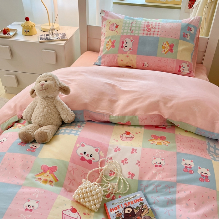 91家纺网 家纺一手货源 找家纺 雅居纺家纺 2025新款全棉纯棉印花系列学生宿舍三四件套上下铺三件套 樱桃猫咪