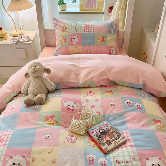 91家纺网 家纺一手货源 找家纺 雅居纺家纺 2025新款全棉纯棉印花系列学生宿舍三四件套上下铺三件套 樱桃猫咪