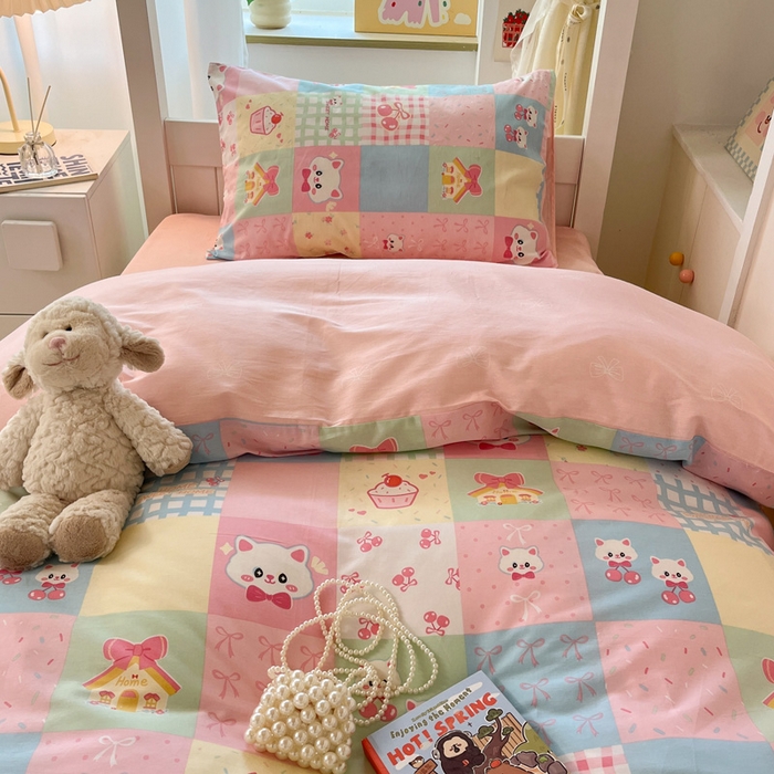 91家纺网 家纺一手货源 找家纺 雅居纺家纺 2025新款全棉纯棉印花系列学生宿舍三四件套上下铺三件套 樱桃猫咪