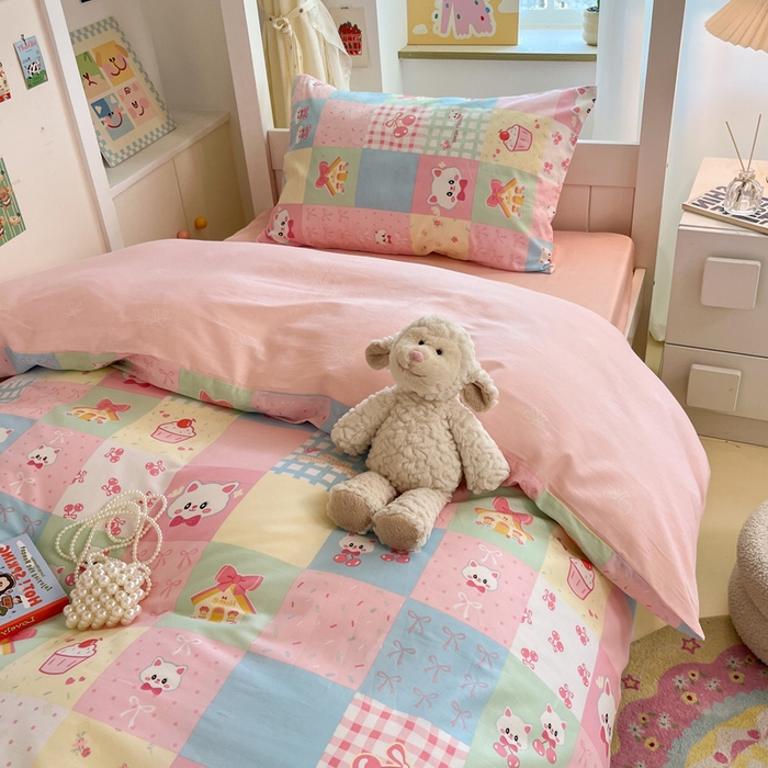 91家纺网 家纺一手货源 找家纺 雅居纺家纺 2025新款全棉纯棉印花系列学生宿舍三四件套上下铺三件套 樱桃猫咪