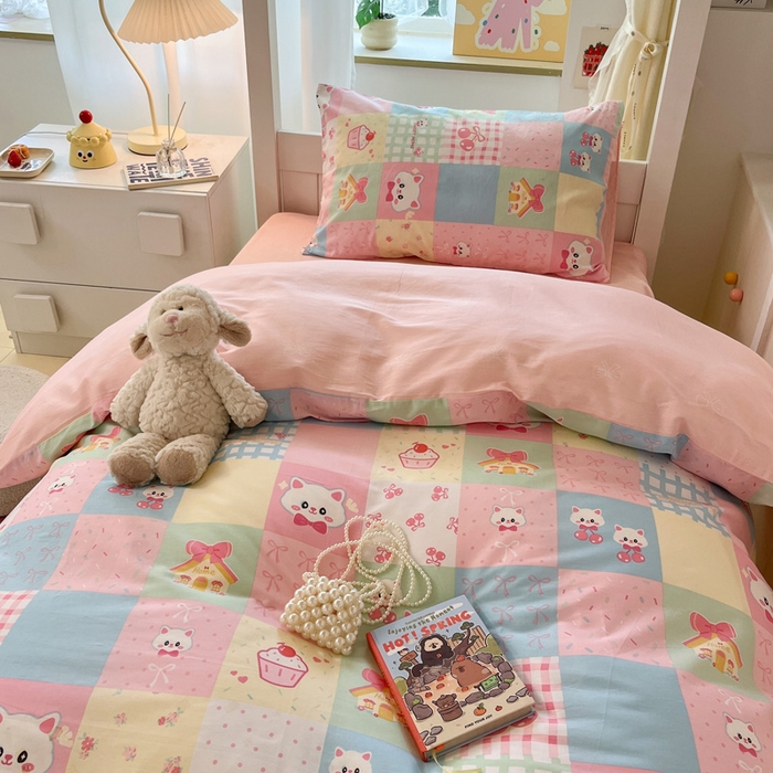 91家纺网 家纺一手货源 找家纺 雅居纺家纺 2025新款全棉纯棉印花系列学生宿舍三四件套上下铺三件套 樱桃猫咪