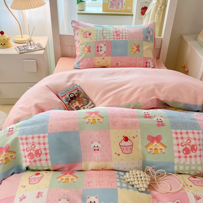 91家纺网 家纺一手货源 找家纺 雅居纺家纺 2025新款全棉纯棉印花系列学生宿舍三四件套上下铺三件套 樱桃猫咪