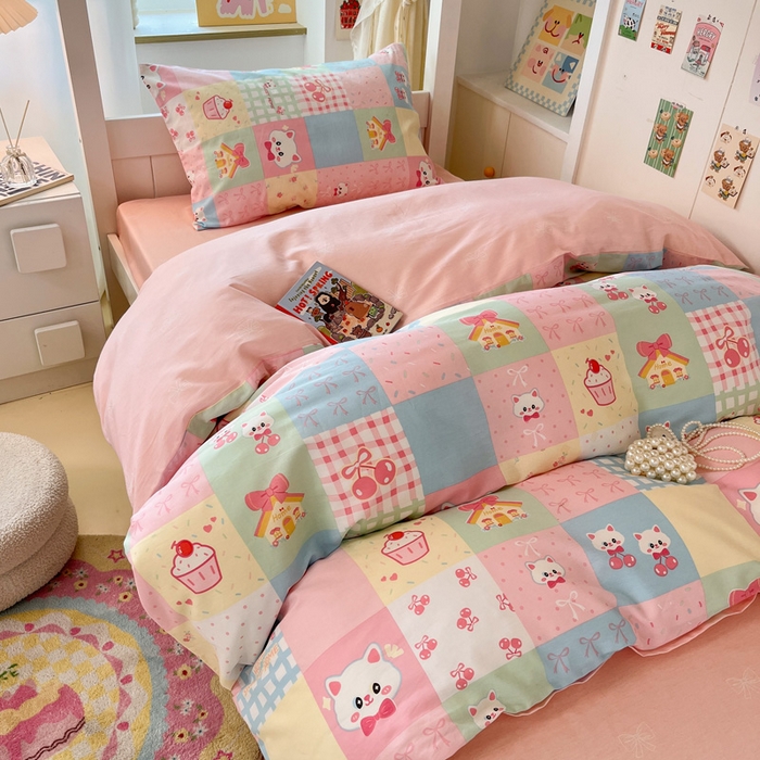 91家纺网 家纺一手货源 找家纺 雅居纺家纺 2025新款全棉纯棉印花系列学生宿舍三四件套上下铺三件套 樱桃猫咪