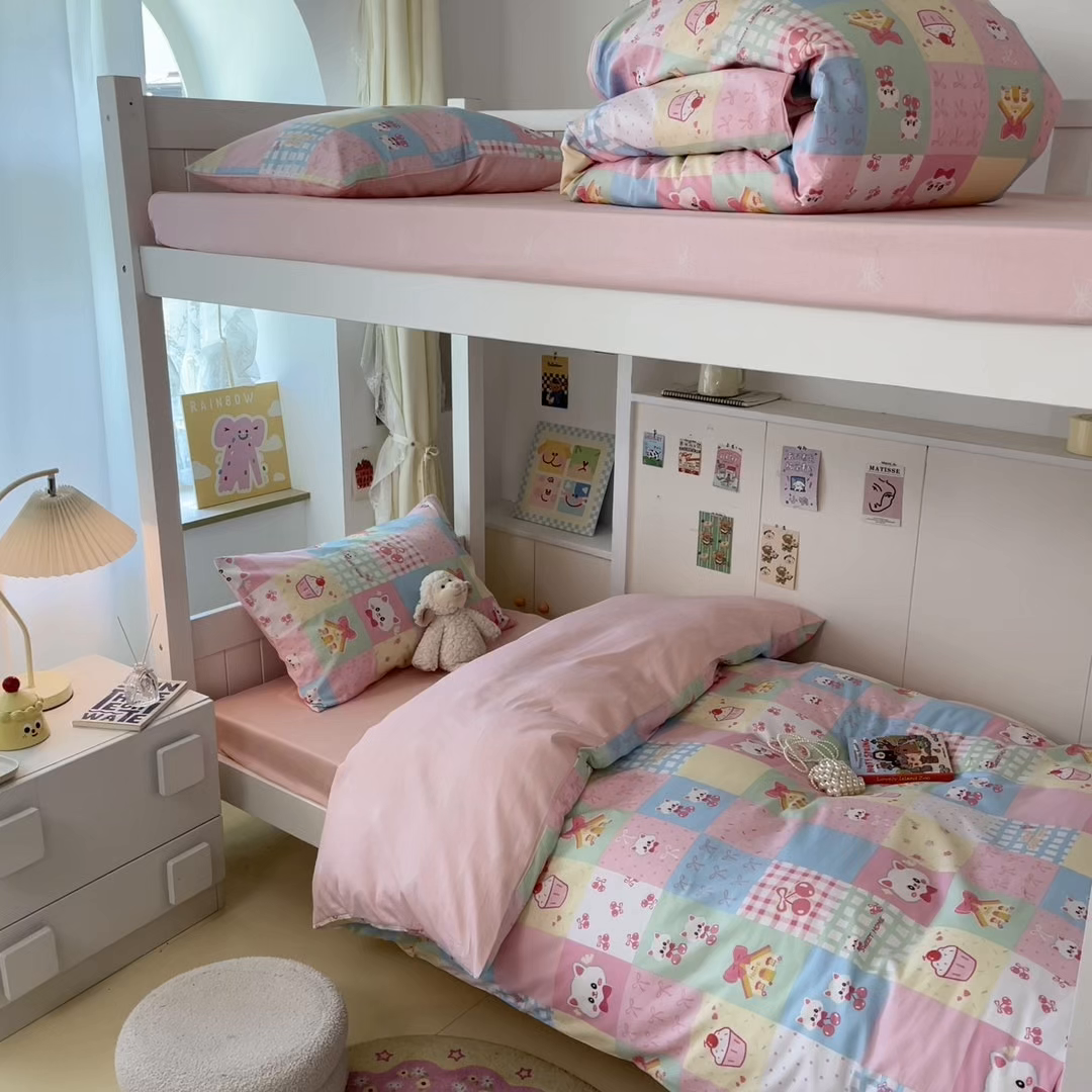 91家纺网 家纺一手货源 找家纺 雅居纺家纺 2025新款全棉纯棉印花系列学生宿舍三四件套上下铺三件套 樱桃猫咪