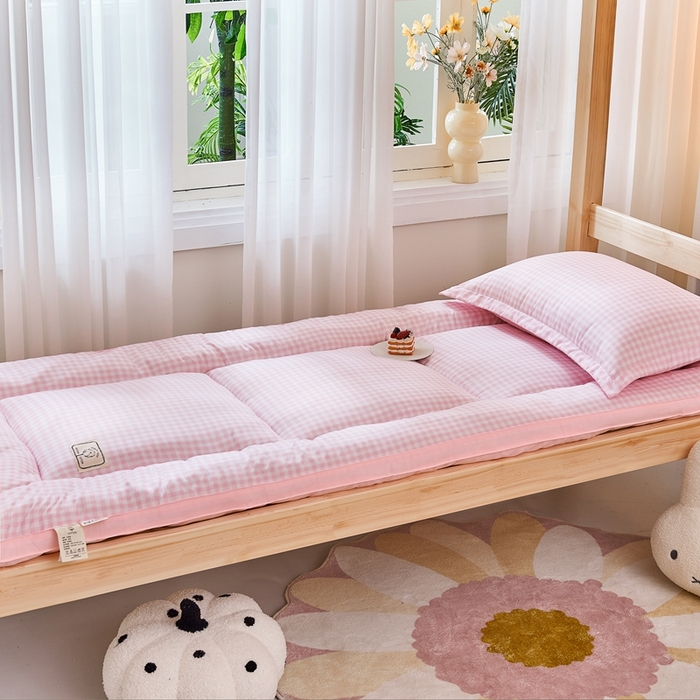 91家纺网 家纺一手货源 找家纺  默忆2025新款水洗棉新疆棉花立体抗菌床垫【抽绳袋包装】 粉小格