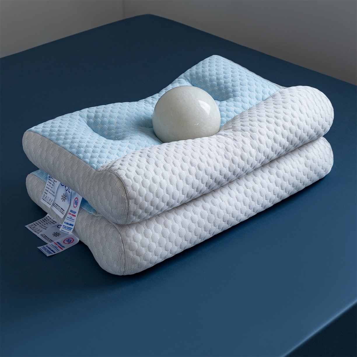 91家纺网 家纺一手货源 找家纺 多品家纺 2025新款抗菌舒适冰豆豆枕芯冰丝凉感透气枕芯护颈椎助眠枕 蓝白