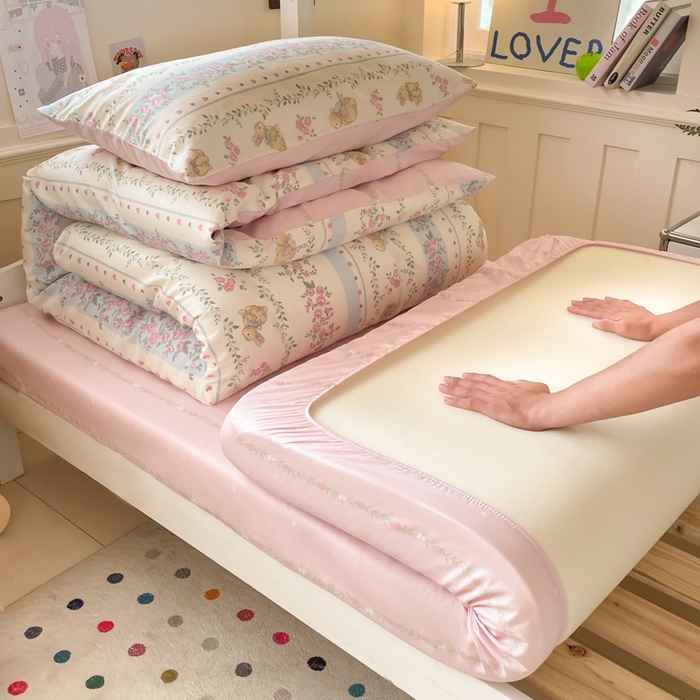 91家纺网 家纺一手货源 找家纺 吉象家纺 2025新款12868高支密全棉印花学生季三件套 碎花小兔