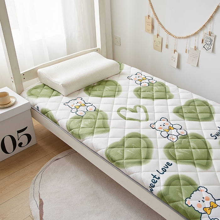 91家纺网 家纺一手货源 找家纺 暖季家纺 2025新款磨毛印花亲肤学生床垫 绿心熊