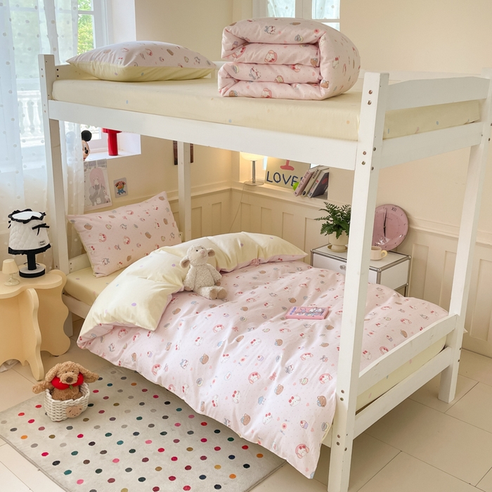 91家纺网 家纺一手货源 找家纺 吉象家纺 2025新款12868高支密全棉印花学生季三件套 爱心猫咪酱