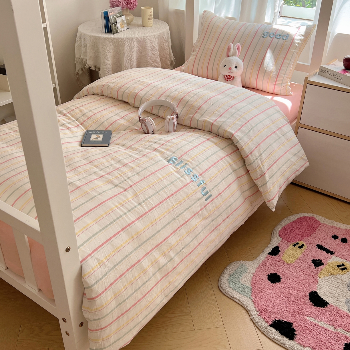 91家纺网 家纺一手货源 找家纺 丽涵家纺 2025新款色织水洗棉刺绣学生三件套 韵律-粉