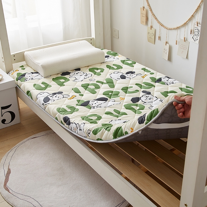 91家纺网 家纺一手货源 找家纺 暖季家纺 2025新款磨毛印花亲肤学生床垫 快乐萌犬