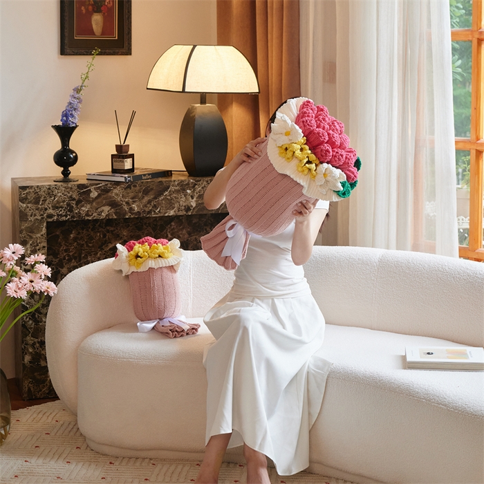 91家纺网 家纺一手货源 找家纺 （总）暖绵绵家纺 2025新款网红少女心拍照礼物枕卧室沙发装饰抱枕单抱枕（最低零售价：小号133元，大号167元）