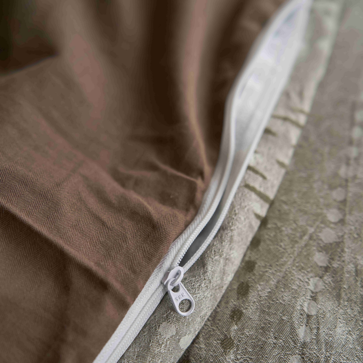 91家纺网 家纺一手货源 找家纺 安莱生活 2025春夏新款空气层色织提花四件套费尔岛系列 费尔岛-茶棕