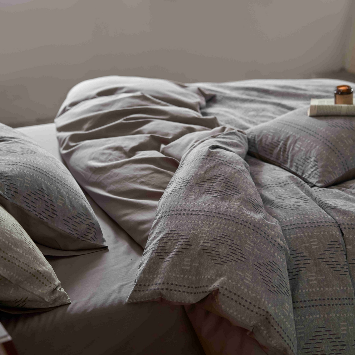 91家纺网 家纺一手货源 找家纺 安莱生活 2025春夏新款空气层色织提花四件套费尔岛系列 费尔岛-银灰