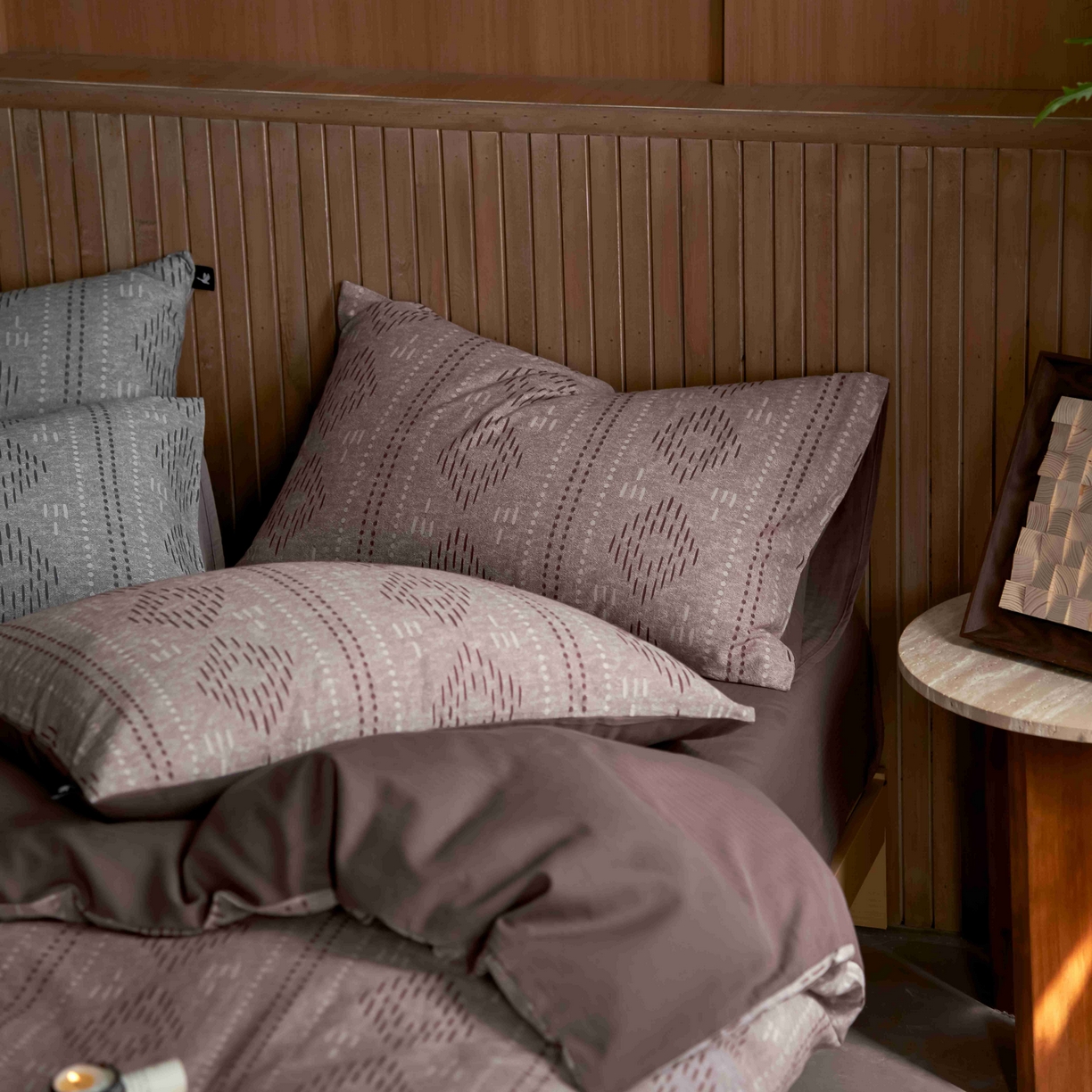 91家纺网 家纺一手货源 找家纺 安莱生活 2025春夏新款空气层色织提花四件套费尔岛系列 费尔岛-咖啡