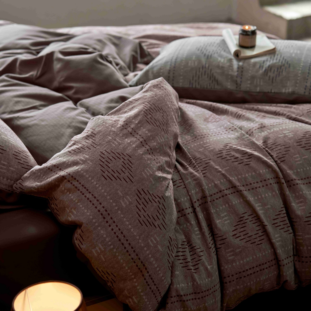 91家纺网 家纺一手货源 找家纺 安莱生活 2025春夏新款空气层色织提花四件套费尔岛系列 费尔岛-咖啡