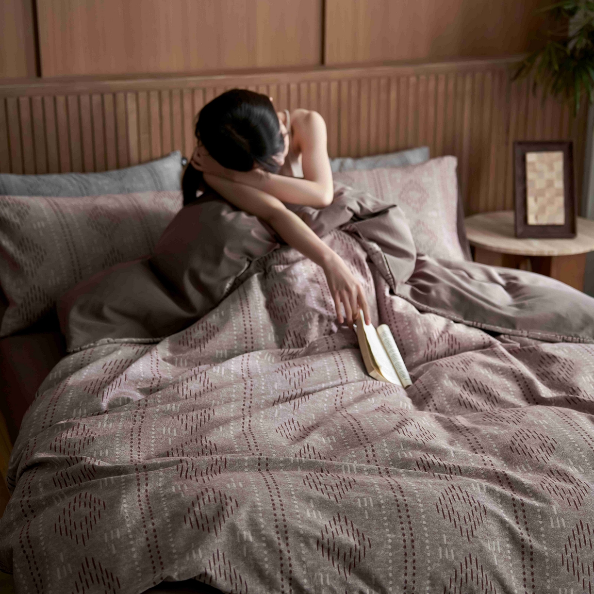 91家纺网 家纺一手货源 找家纺 安莱生活 2025春夏新款空气层色织提花四件套费尔岛系列 费尔岛-咖啡