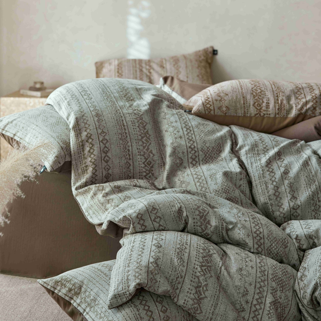 91家纺网 家纺一手货源 找家纺 安莱生活 2025春夏新款空气层色织提花四件套南阳假日系列 南阳假日-灰咖