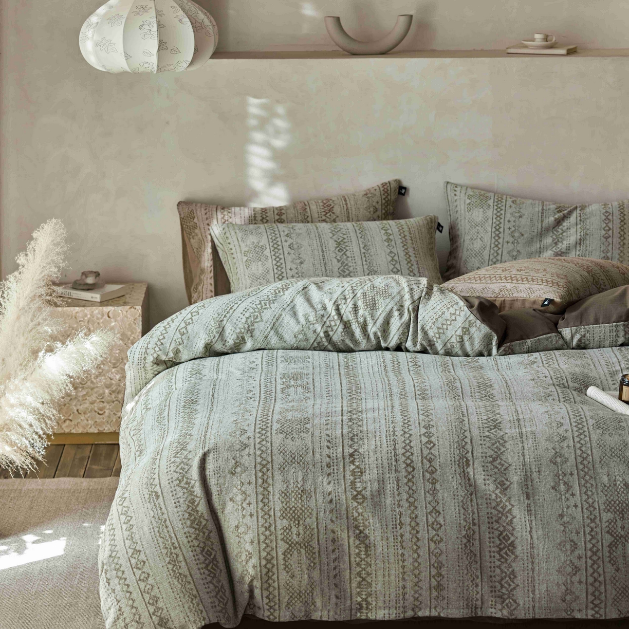 91家纺网 家纺一手货源 找家纺 安莱生活 2025春夏新款空气层色织提花四件套南阳假日系列 南阳假日-灰咖