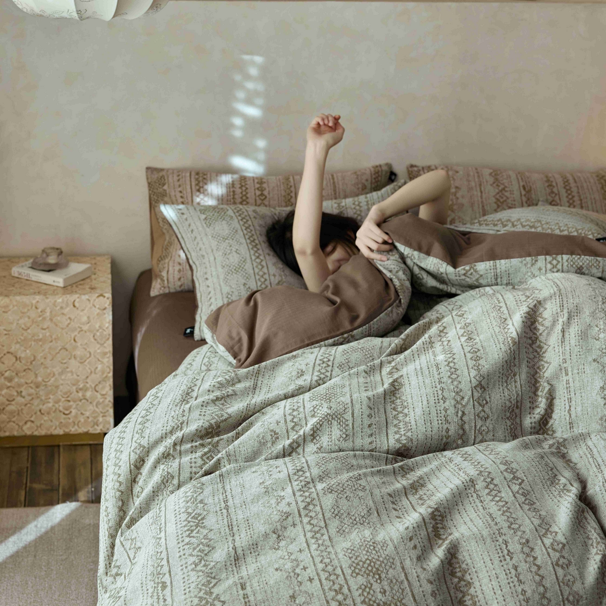 91家纺网 家纺一手货源 找家纺 安莱生活 2025春夏新款空气层色织提花四件套南阳假日系列 南阳假日-灰咖