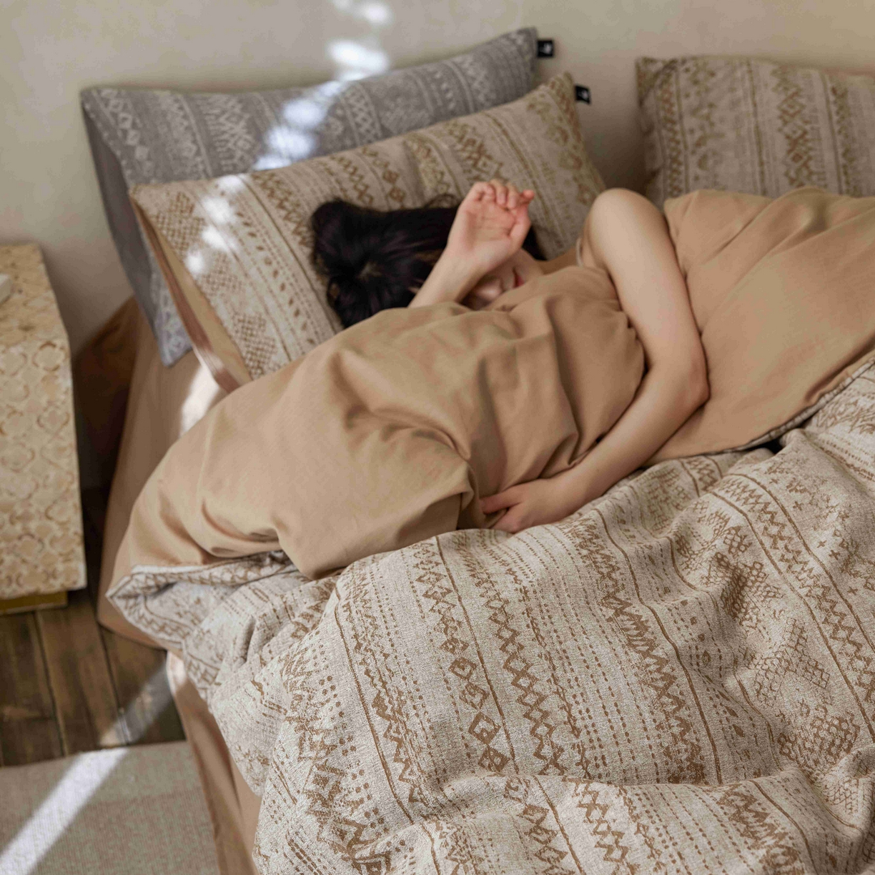 91家纺网 家纺一手货源 找家纺 安莱生活 2025春夏新款空气层色织提花四件套南阳假日系列 南阳假日-卡其