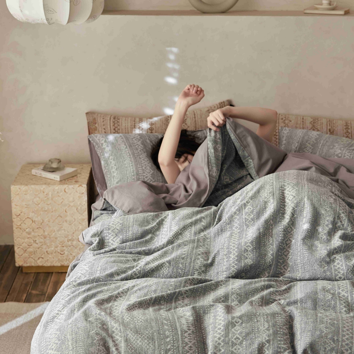 91家纺网 家纺一手货源 找家纺 安莱生活 2025春夏新款空气层色织提花四件套南阳假日系列 南阳假日-银灰