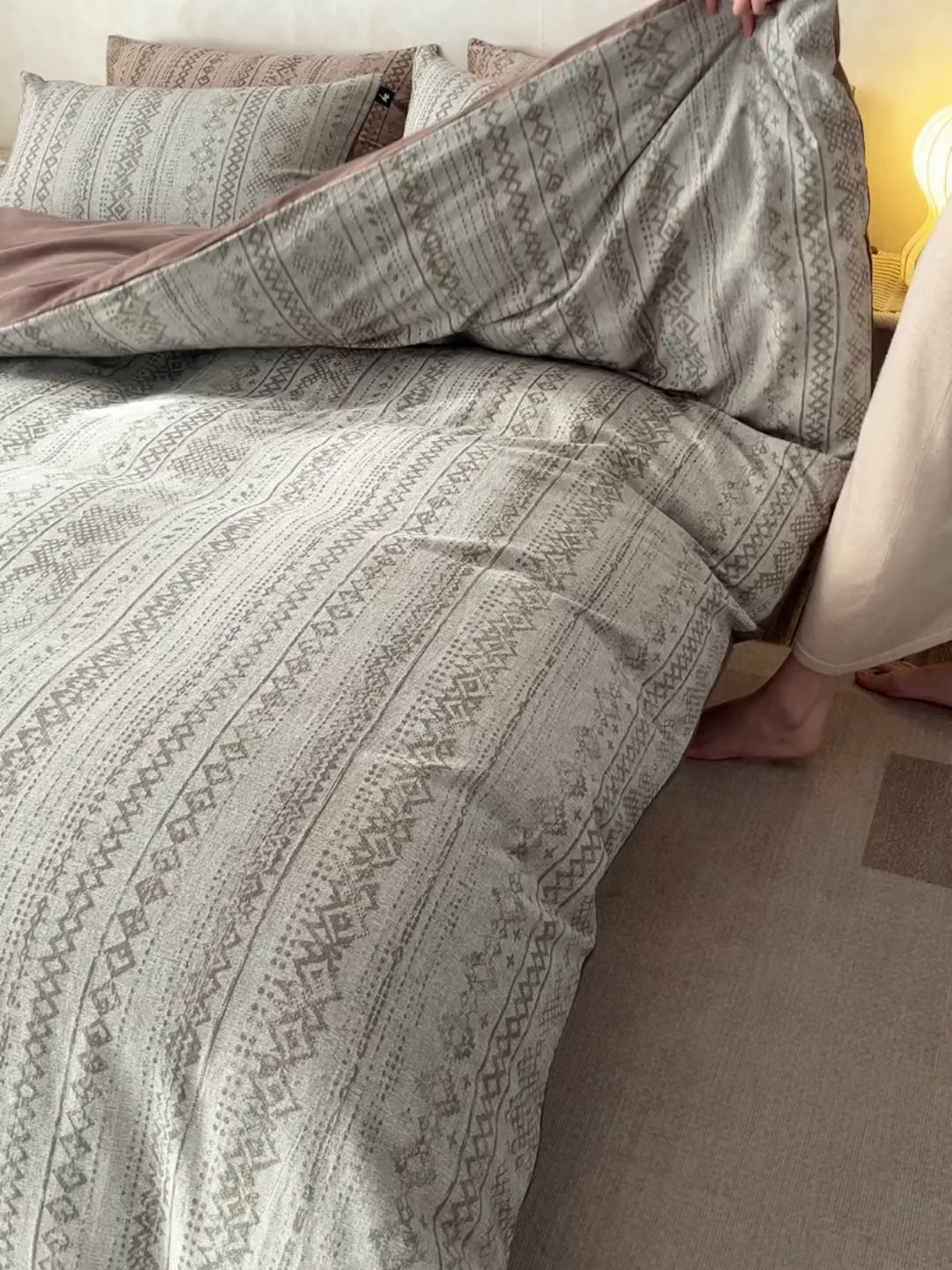 91家纺网 家纺一手货源 找家纺 安莱生活 2025春夏新款空气层色织提花四件套南阳假日系列 南阳假日-银灰