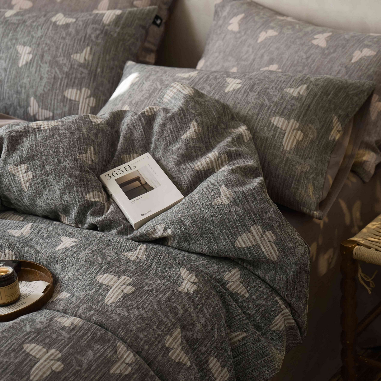 91家纺网 家纺一手货源 找家纺 安莱生活 2025春夏新款空气层色织提花四件套蝴蝶美梦系列 蝴蝶美梦-深灰