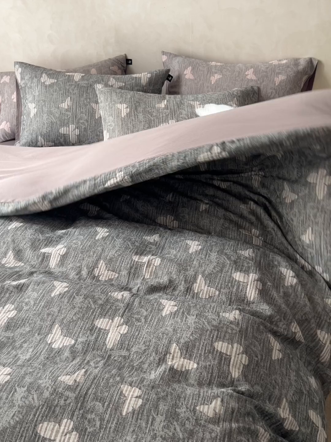 91家纺网 家纺一手货源 找家纺 安莱生活 2025春夏新款空气层色织提花四件套蝴蝶美梦系列 蝴蝶美梦-深灰