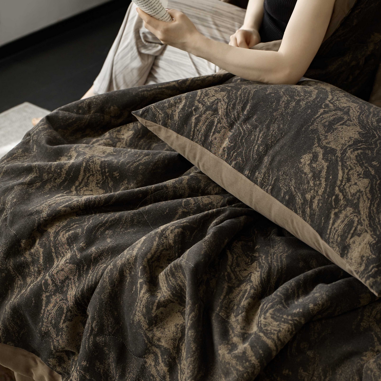 91家纺网 家纺一手货源 找家纺 安莱生活 2025春夏新款40s全棉纯棉色织大提花夏被人字纹系列 镜花园