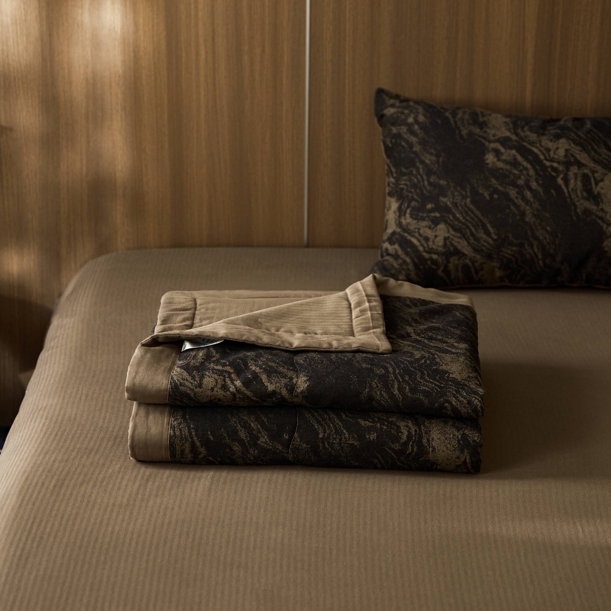 91家纺网 家纺一手货源 找家纺 安莱生活 2025春夏新款40s全棉纯棉色织大提花夏被人字纹系列 镜花园