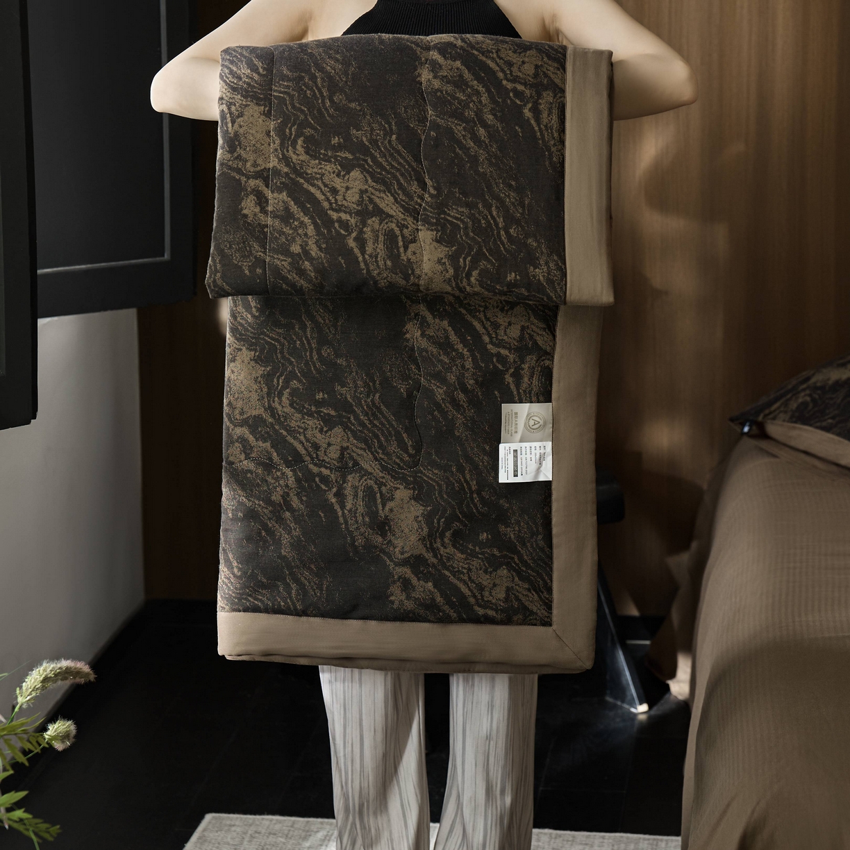 91家纺网 家纺一手货源 找家纺 安莱生活 2025春夏新款40s全棉纯棉色织大提花夏被人字纹系列 镜花园